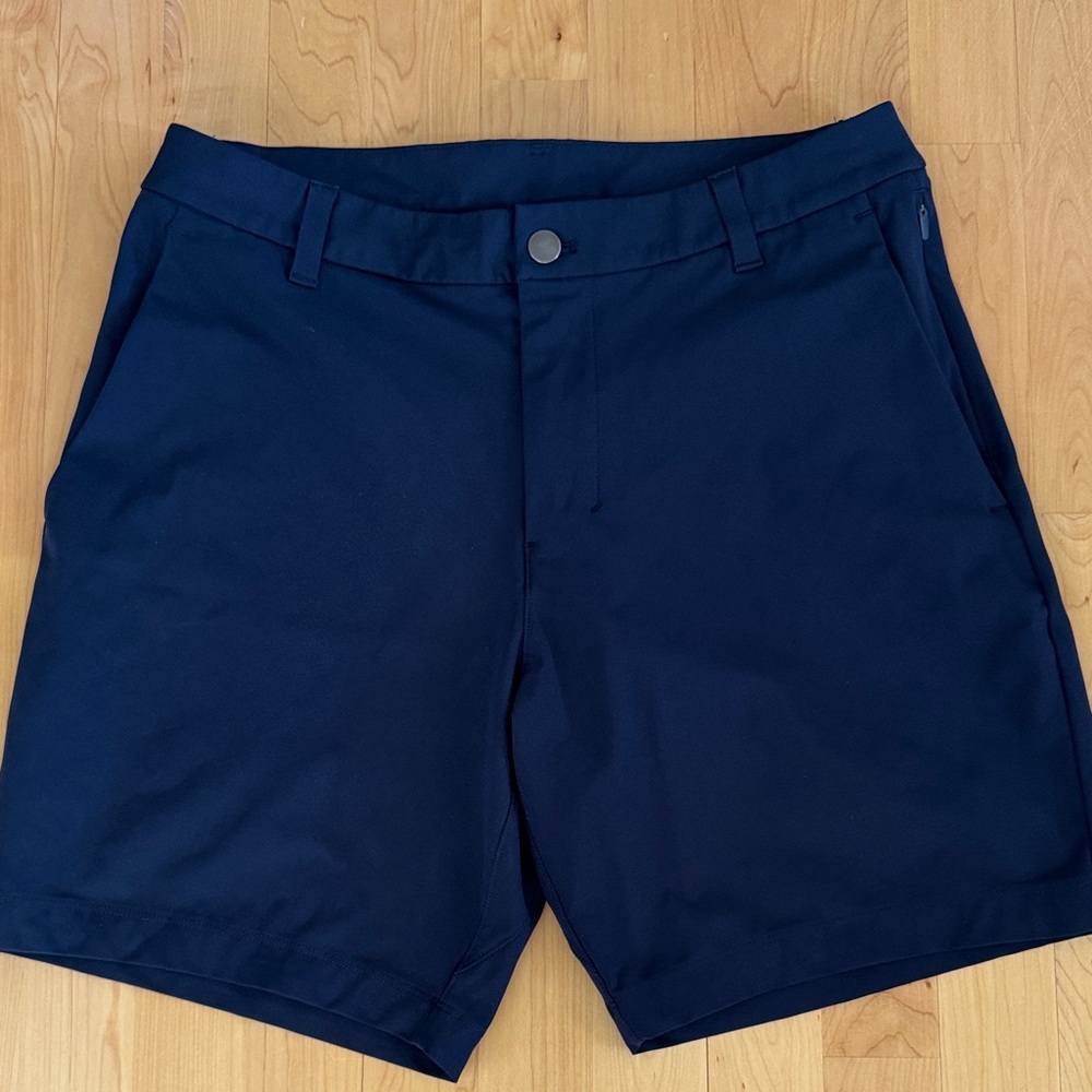 Men’s Lululemon Athletica Dark Blue Flat Front Shorts 7” inseam